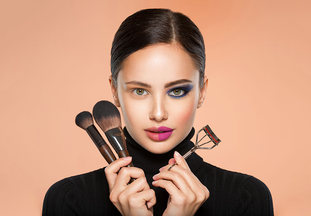 portrait-of-a-girl-with-tools-for-making-makeup-ne-5X38TYW.jpg